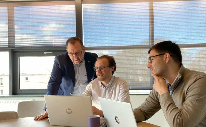 Bob, Matthijs, Carlos aan tafel